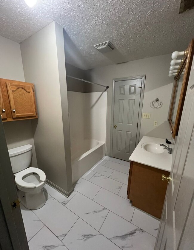 Building Photo - 3 bed 1 bath with huge backyard