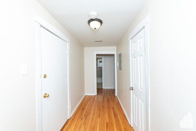 Building Photo - 2 bedroom in Chicago IL 60625