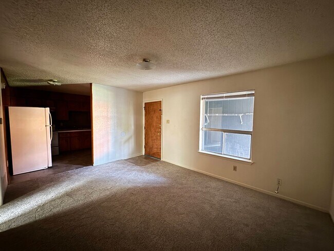 Building Photo - 425 W Avenue C