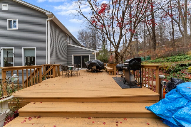 Building Photo - 8 Glenview Dr