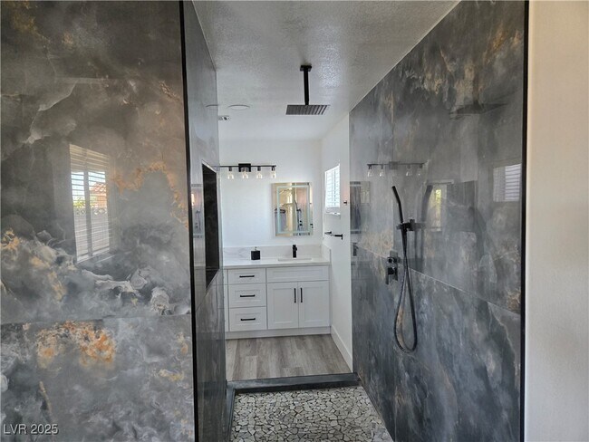Building Photo - 1405 Termas
