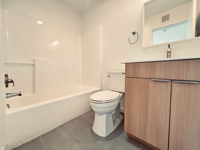 Building Photo - ** Spring Special** Beautifully Upgraded 2 Bedroom Apartment For Rent!