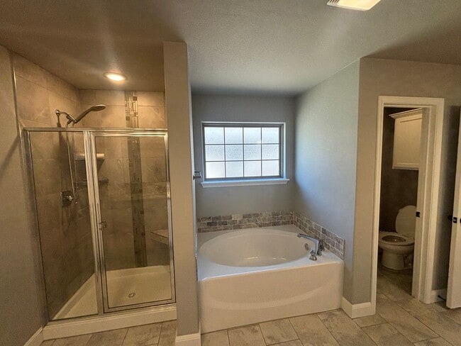Building Photo - 4 Bedroom 3 Full bath Dream home located i...