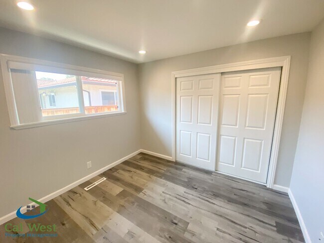 Building Photo - $3195 - Remodeled 2Bed/1 Bath Duplex in th...