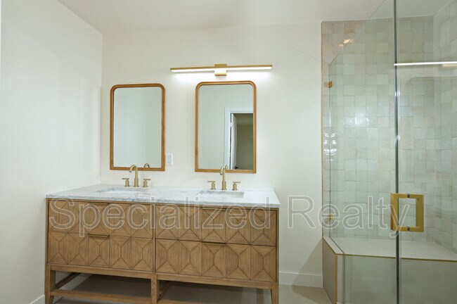 Building Photo - 1827 Hill Dr