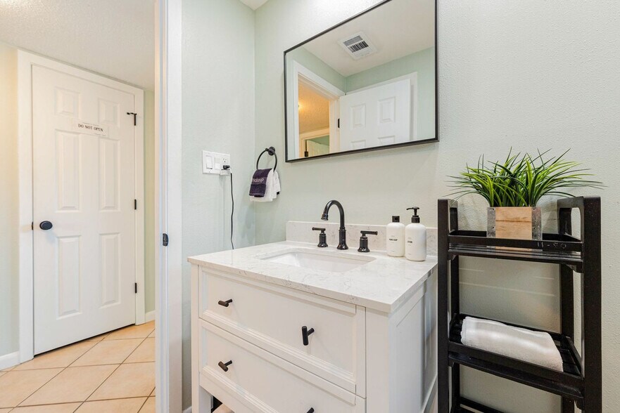 Building Photo - 306 Barracuda Ave