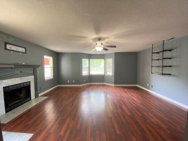 Building Photo - 200 S Creek Dr