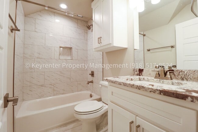 Building Photo - COMING SOON! Marvelous and Modern 3 Bed/ 3.5 Bath Home in South Broken Arrow!