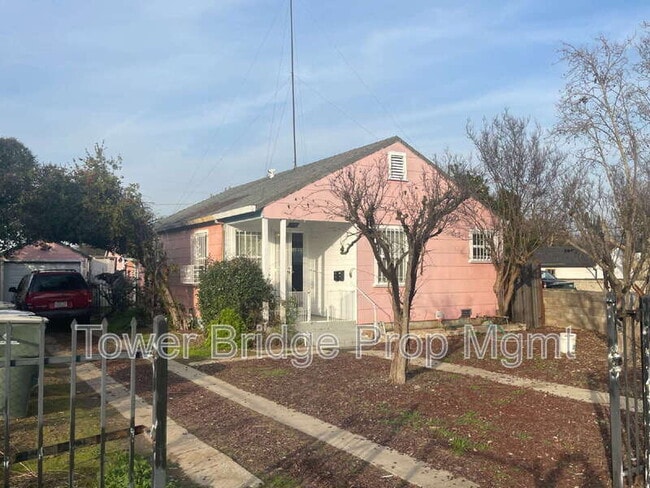 Building Photo - 2871 32nd Ave