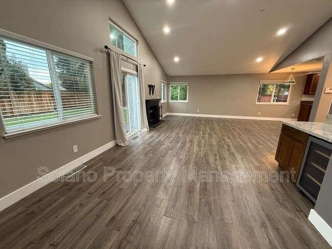 Building Photo - 921 Hickory Ave