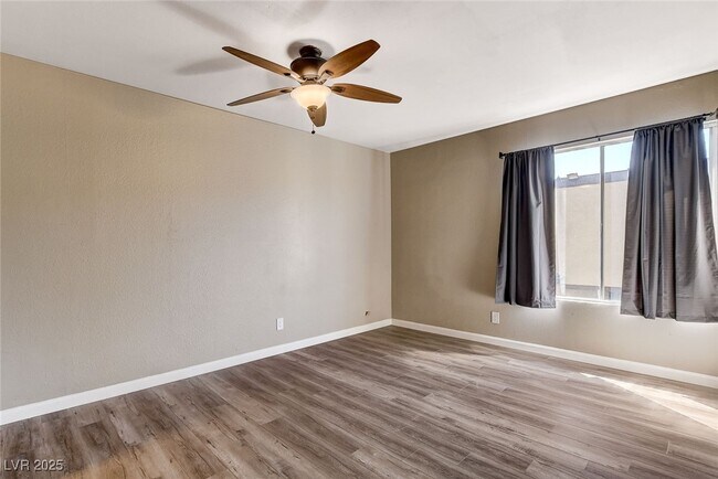 Building Photo - 1544 Hialeah Dr