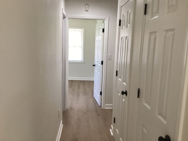 Building Photo - 3 Bed 1.5 bath House