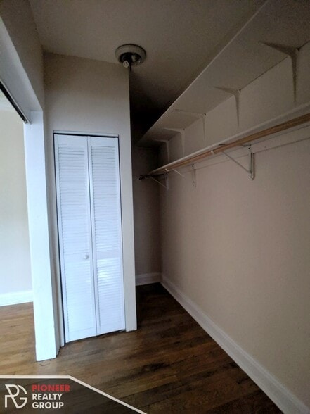 Building Photo - 2234 W Wilson Ave