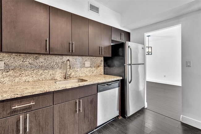 Building Photo - 500 Bayview Dr