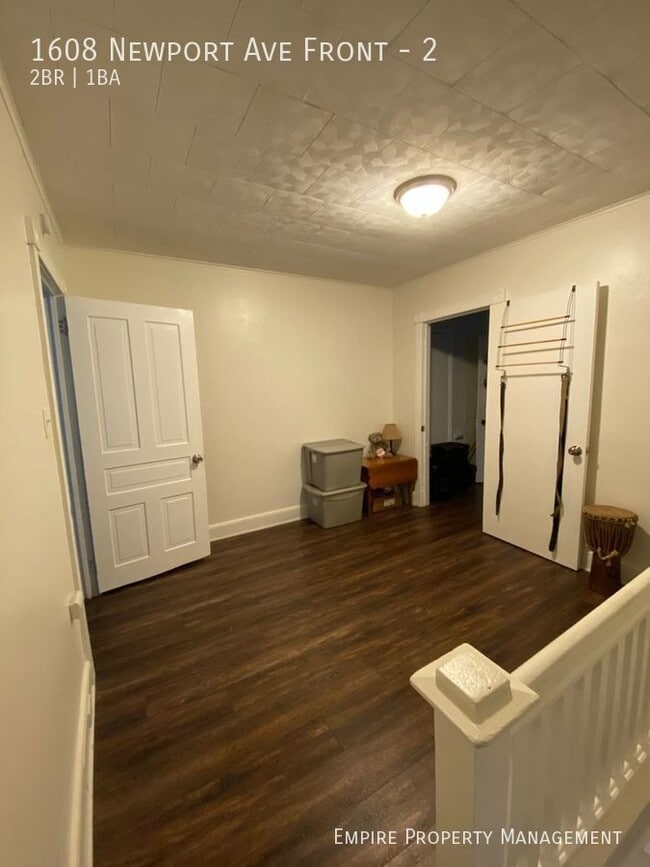 Building Photo - 1st and 2nd Floor: 2 Bedroom / 1 Bathroom ...