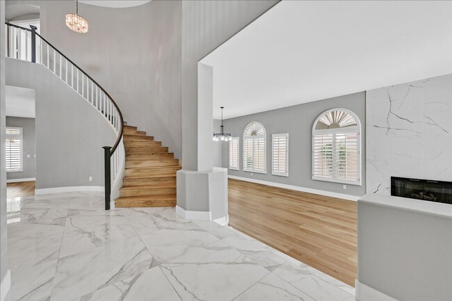 Building Photo - Fully remodeled 5 bed plus Loft / 4.5 bath...