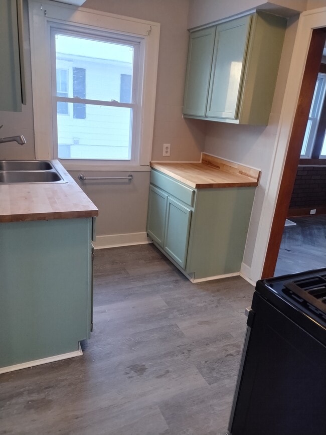 Building Photo - 145 E Addison St