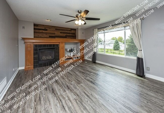 Building Photo - 900 SE Woodbine Dr