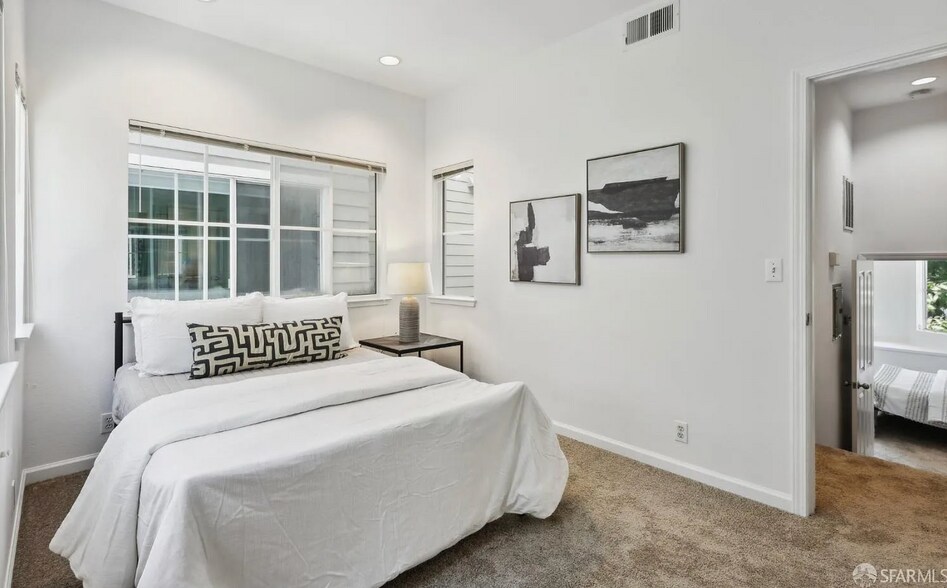 Building Photo - 28 Jennifer Pl