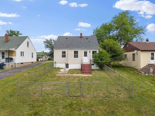 Building Photo - 4 Bedroom/1 Bathroom Home with Fenced Yard Available in SE Roanoke!