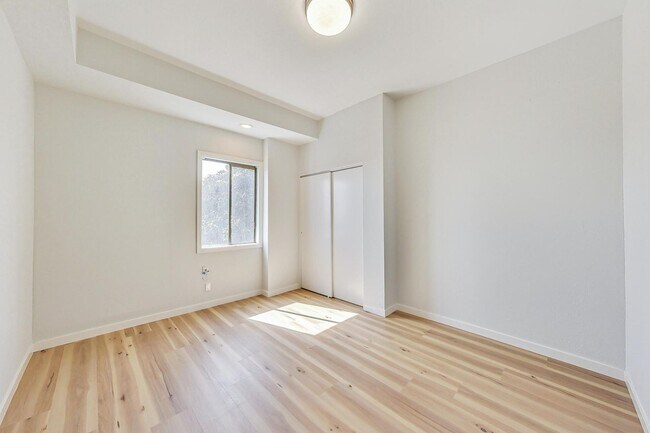 Building Photo - Introducing the Perfect Blend of Elegance and Comfort in San Francisco's Westwood Highlands!