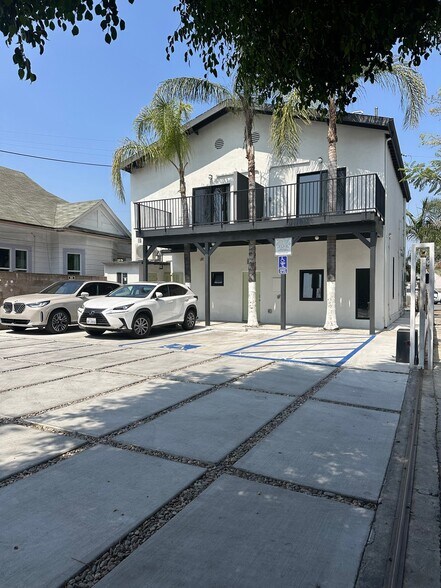 Building Photo - 1702 S Hoover St