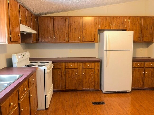 Building Photo - 584 Mountain Ridge Dr