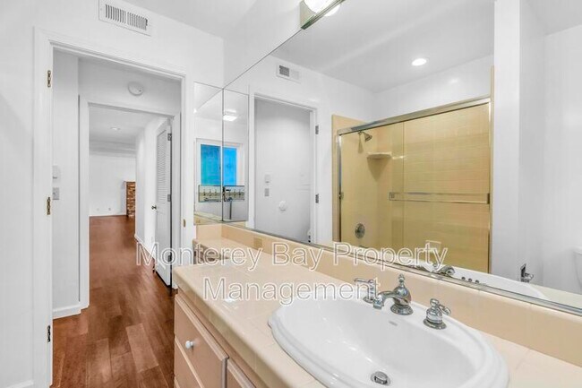 Building Photo - 2937 Lupin Ln