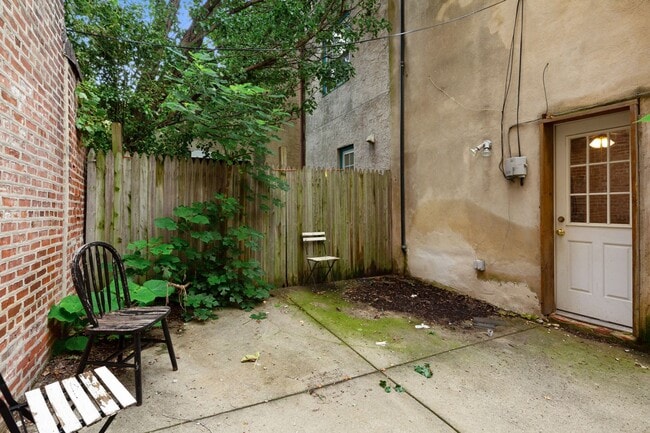 Building Photo - Three Bedroom Graduate Hospital Home with Roof Deck!