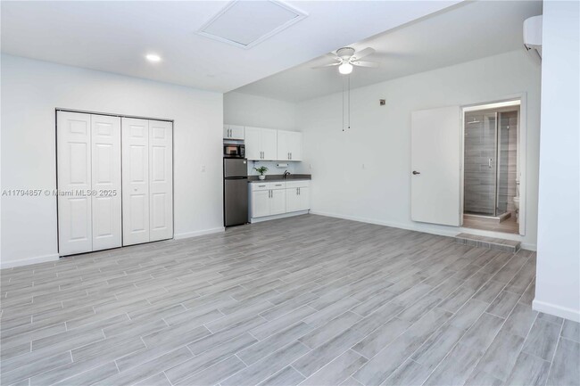 Building Photo - 154 SW 23rd Ln