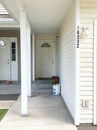 Building Photo - Townhome near the Good Food Store!  Garage!