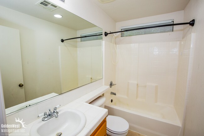 Building Photo - Spacious 3Bdm 2.5Ba Home with Modern Touch...