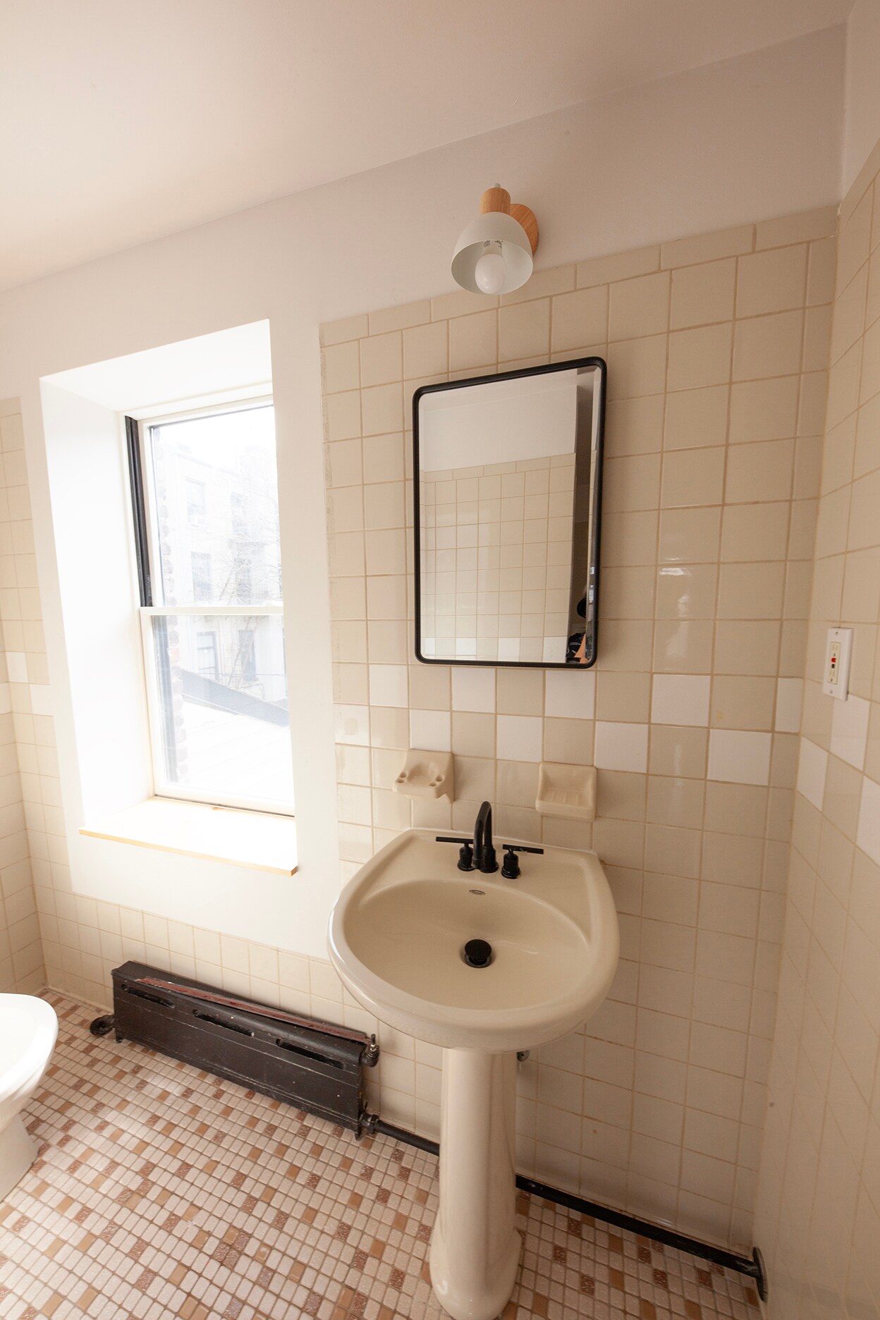 Bathroom w/ natural light - 734 Bergen St
