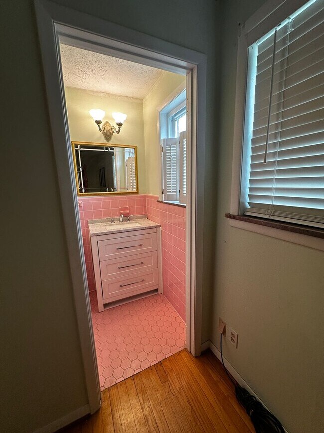 Building Photo - Partially furnished 3 bed/ 1.5 bath - Morristown, TN