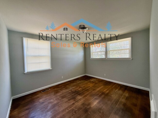 Building Photo - 3 bedroom house with Fenced Yard