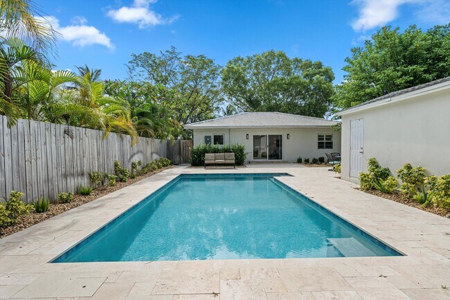 Building Photo - 611 N Palmway
