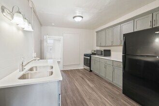 Building Photo - 2022 1/2 College St - Cedar Falls