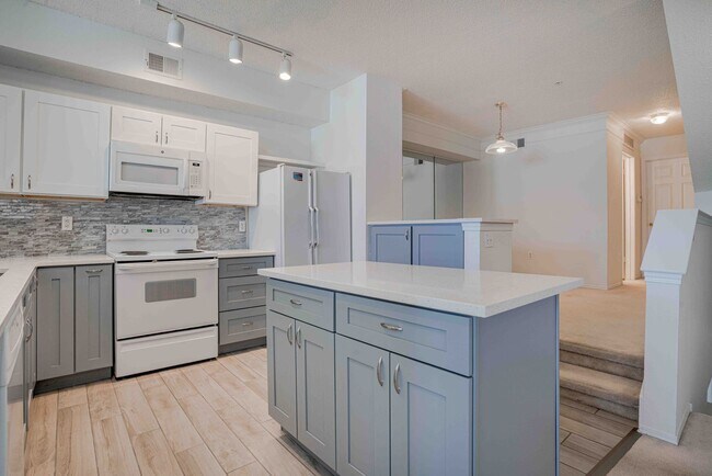 Building Photo - Townhouse for Rent in a Gated Community of...
