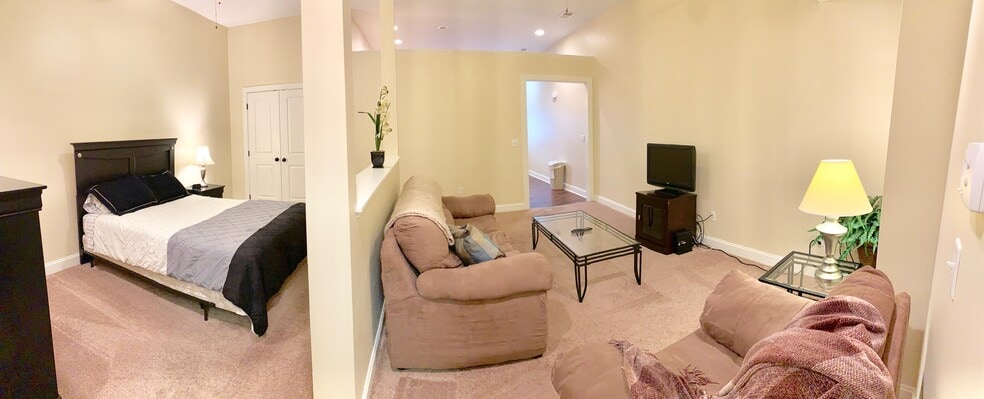 Building Photo - 102 Trescott Ln