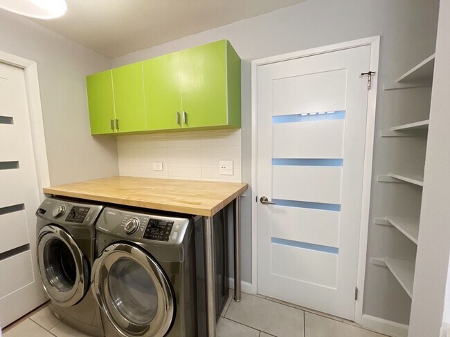 Building Photo - Waipio Gentry 2 bed, 1 bath, 2 parking wit...