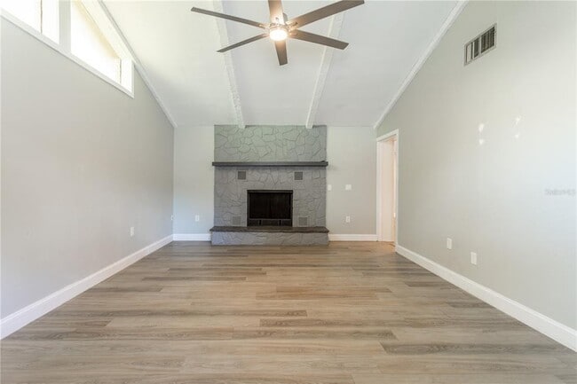 Building Photo - 2021 Valley Dr