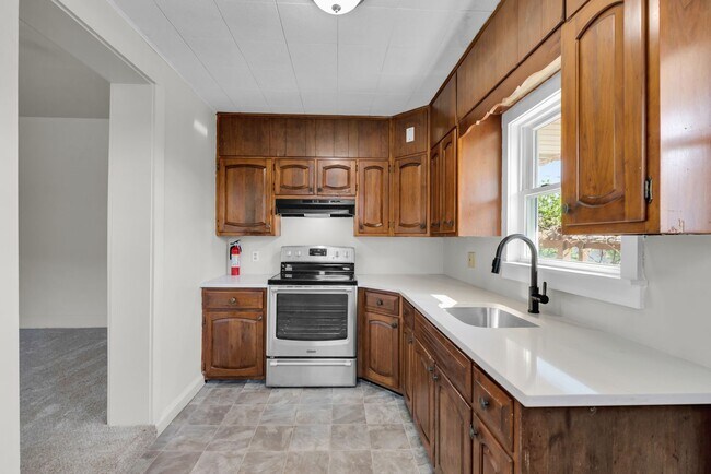 Building Photo - 1466 Main St