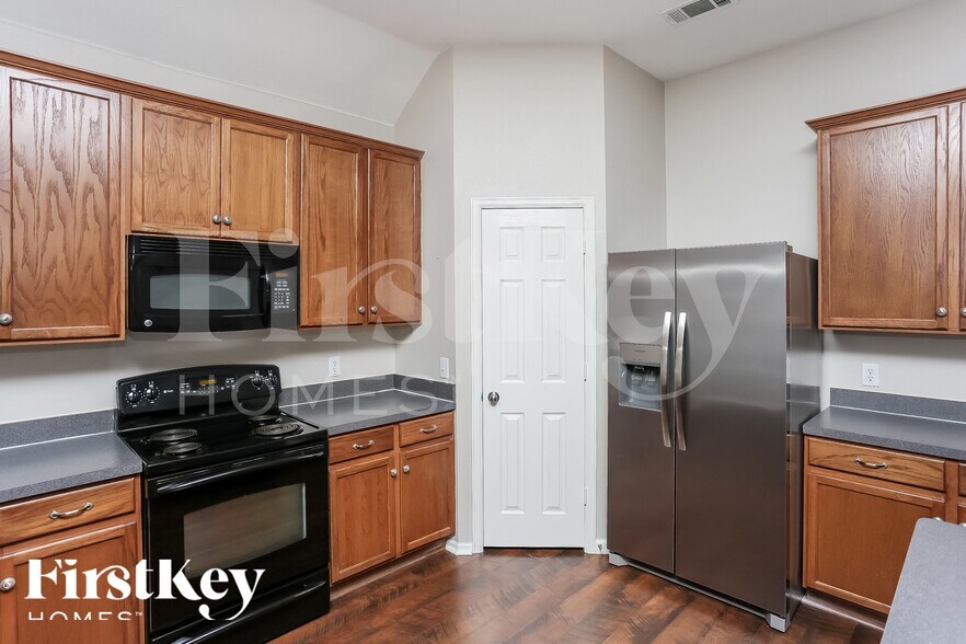Building Photo - 2852 Maple Creek Dr