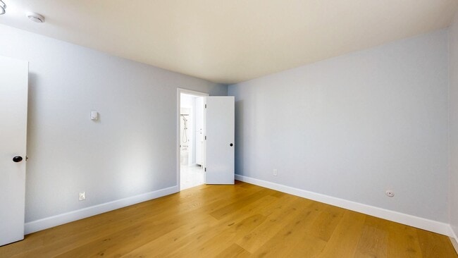 Building Photo - Cozy 2 Bedroom 1.5 Bath with Private Yard and Two Car Garage !