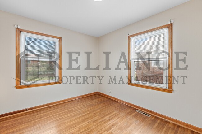 Building Photo - 1720 S Windsor Rd