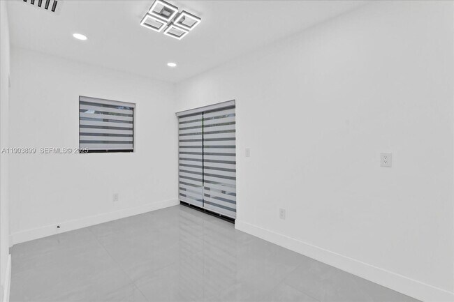 Building Photo - 19511 NE 18th Pl