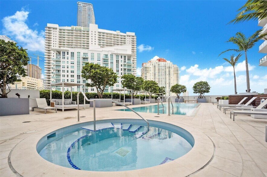 Building Photo - 1300 brickell bay Dr