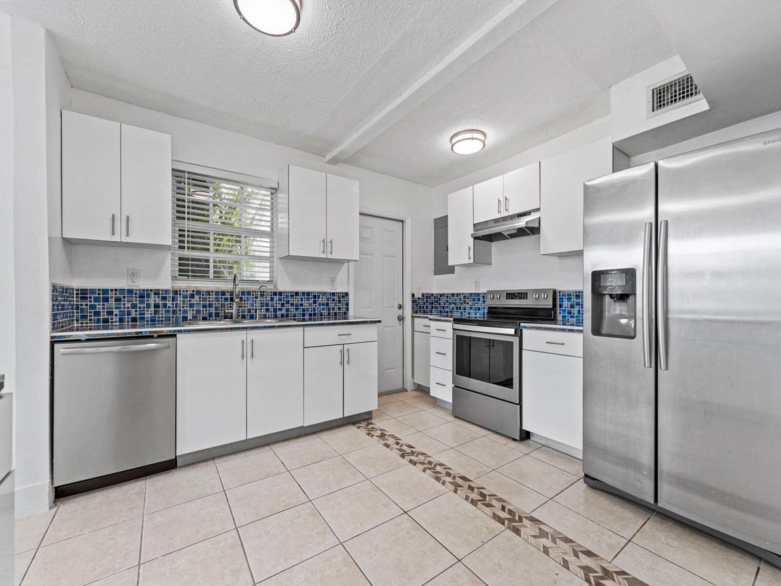 Building Photo - 9100 SW 95th Ave