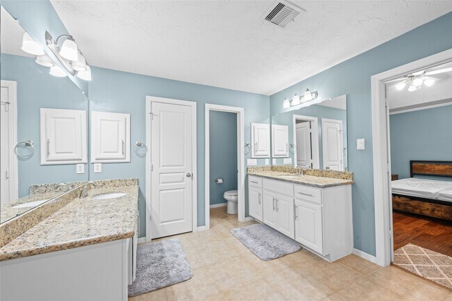 Building Photo - 3410 Skyline Village Dr