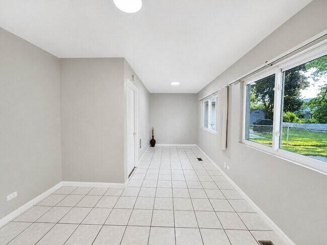 Building Photo - 6847 Hawthorne Ln
